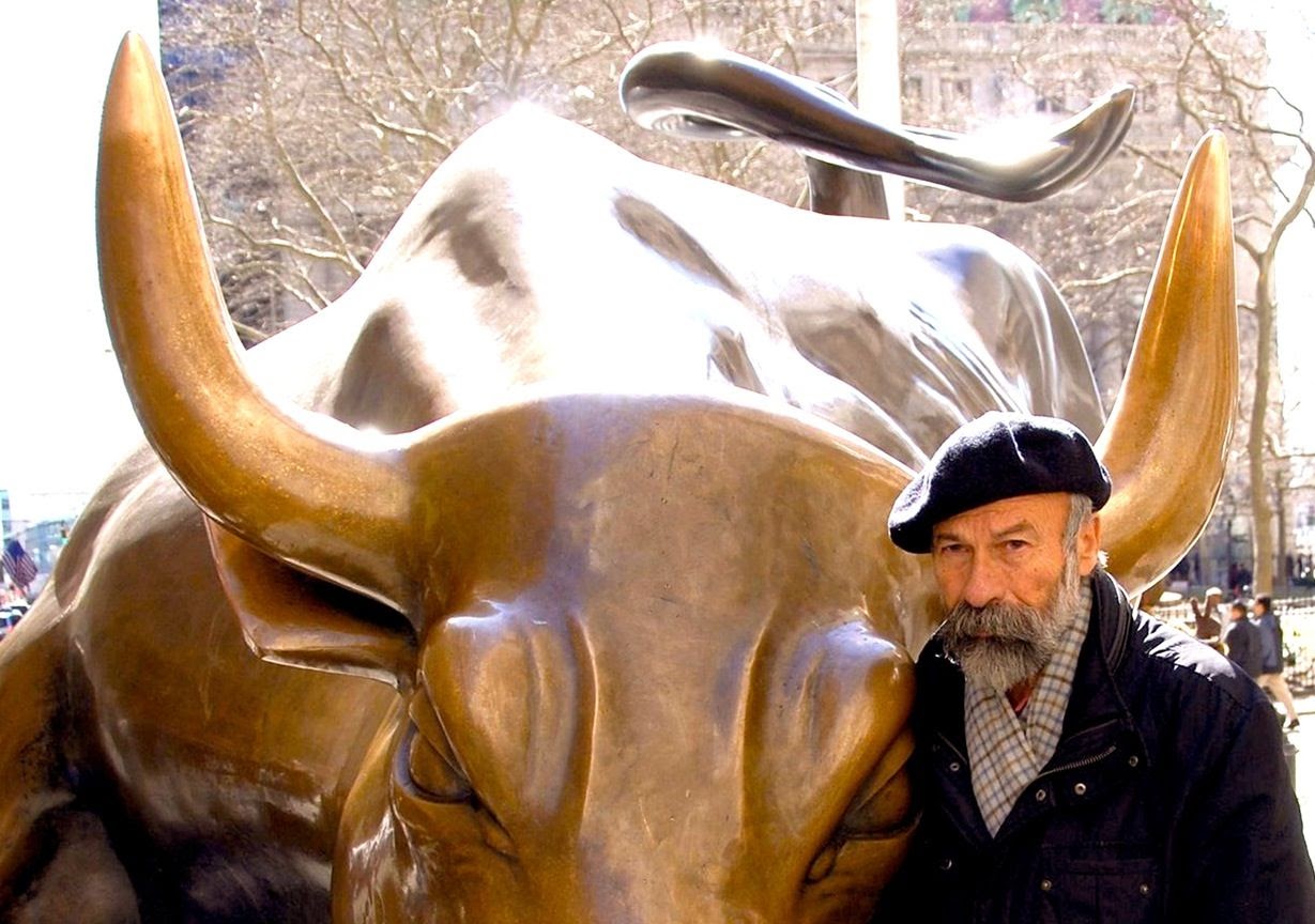 Arturo Di Modica with his Charging Bull sculpture
